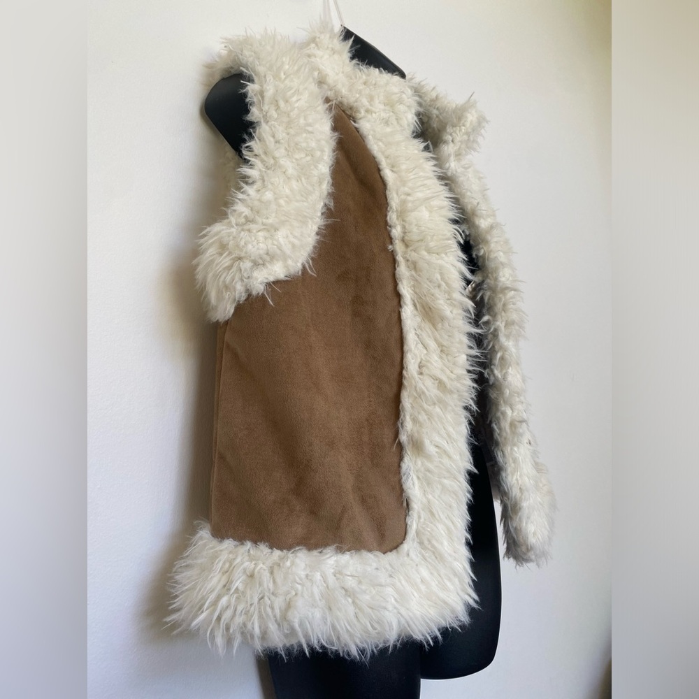 Old Navy Women's Fur trim vest size Medium - Picture 8 of 8